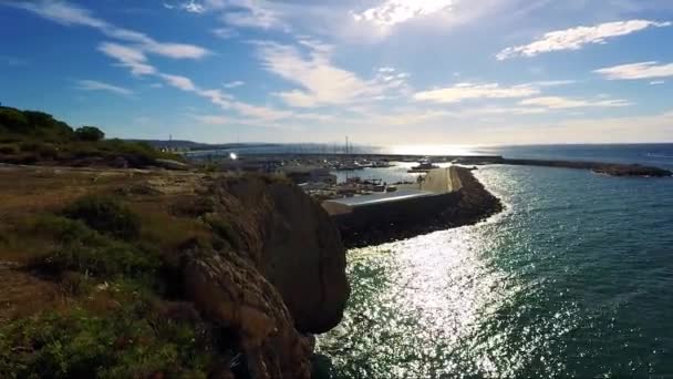 Морская гавань с лодками и ремонтной мастерской — стоковое видео