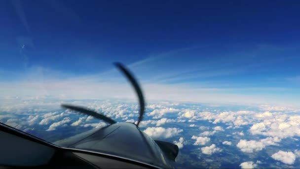 Een privé-vliegtuig vliegt boven de wolken — Stockvideo