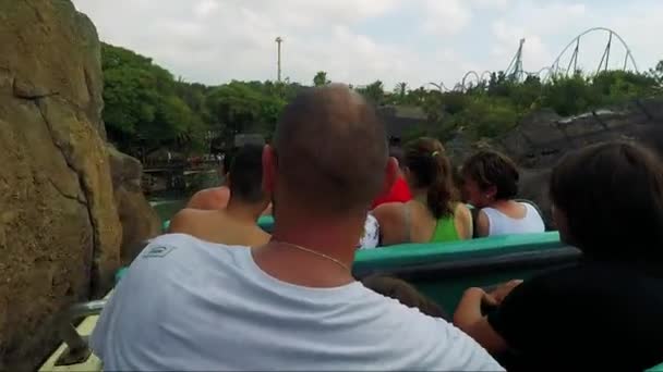 Atração de água no parque de diversões Port Aventura World — Vídeo de Stock