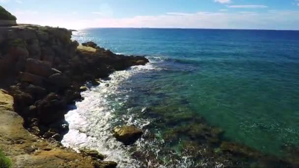 Rock sahil ve deniz — Stok video