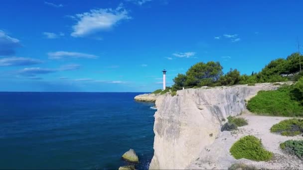 Скала побережье и море с природой — стоковое видео