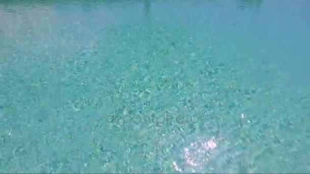 Detalle de la superficie del agua con olas en la piscina — Vídeos de Stock