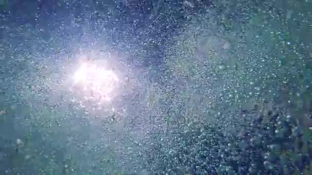 Vízfelület a buborékok és a nap az égen — Stock videók