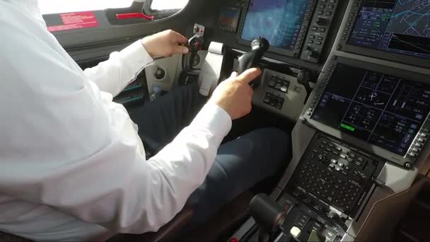 Piloten styr privata flygplan — Stockvideo