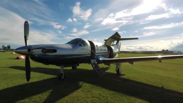 Privatflugzeug auf einem kleinen Feldflughafen — Stockvideo