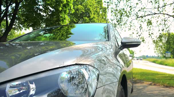 Senior Steigt Aus Auto Und Schließt Tür Auf Der Straße — Stockvideo