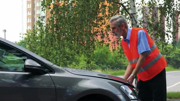 Vanhempi Mies Käyttää Varoitusliivi Avaa Huppu Ohjaa Moottorin Auton Rakennusten — kuvapankkivideo