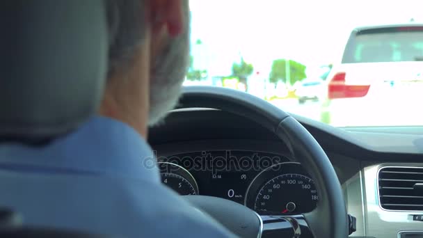 Senior Fährt Auto Stau Nahaufnahme Der Hände Lenkrad Und Tacho — Stockvideo