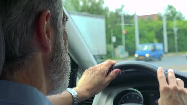 Starší Muž Řídí Auto Městě Letní Den Čeká Semaforech Pak — Stock video
