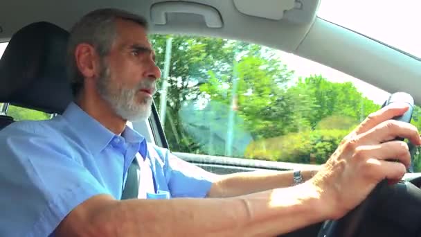 Starší Muž Řídí Auto Městě Nadává Ostatní Řidiči — Stock video