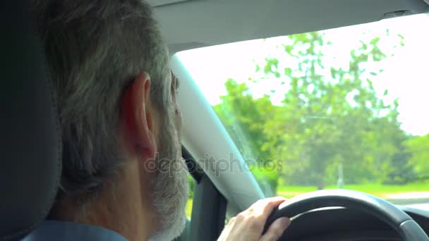 Homme Âgé Conduit Une Voiture Dans Journée Été Gros Plan — Video