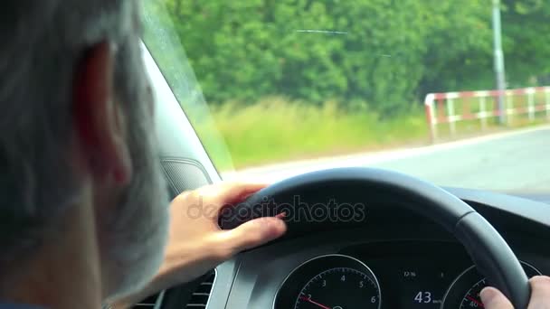Senior Fährt Auto Nahaufnahme Der Hände Lenkrad Und Tacho Über — Stockvideo
