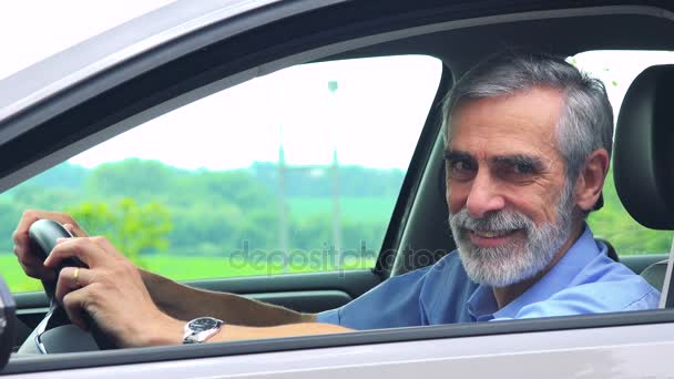 老人坐在车上 微笑着从侧面乡村的镜头特写镜头 — 图库视频影像