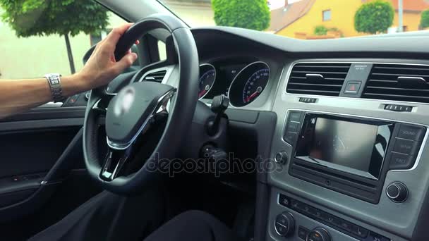Senior Man Rijdt Een Auto Stad Hij Wacht File Closeup — Stockvideo