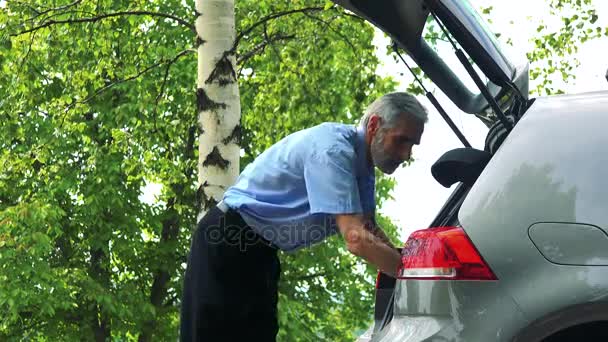 Homem Sênior Rearranja Sacos Tronco Então Ele Fecha Tronco Vai — Vídeo de Stock