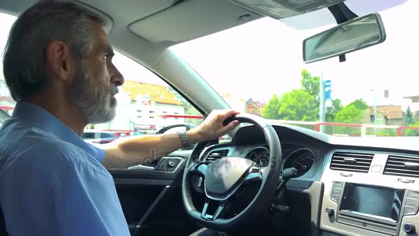 Старший Чоловік Водить Машину Місті Літній День — стокове відео
