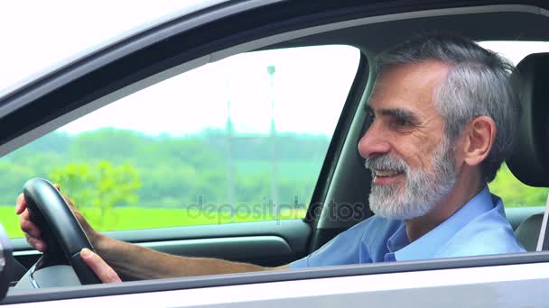 资深男子坐在汽车和 Rajoices 特写镜头从侧面农村的背景 — 图库视频影像