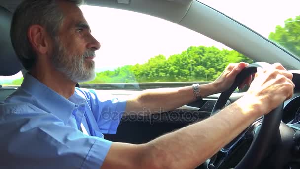Senior Man Kör Bil Sommardag Skott Från Sida — Stockvideo
