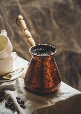 iki bardak kahve koyu arka plan üzerinde