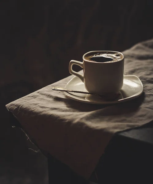 Две чашки кофе на темном фоне — стоковое фото