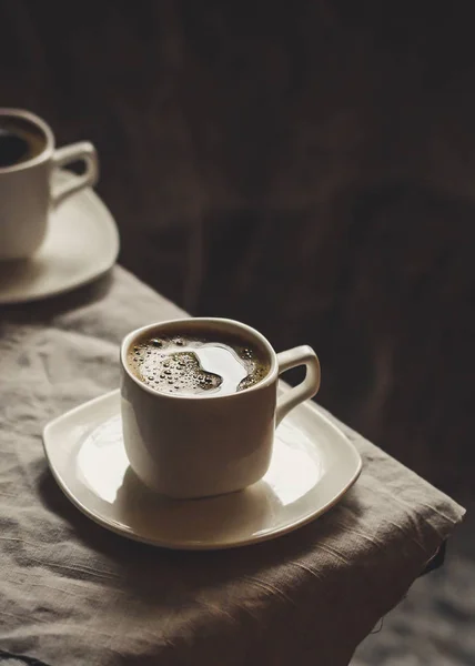 Две чашки кофе на темном фоне — стоковое фото