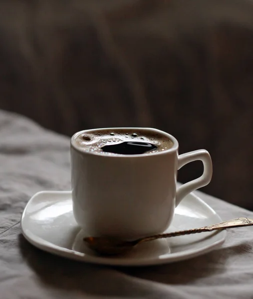 Két csésze kávé, egy sötét háttér — Stock Fotó