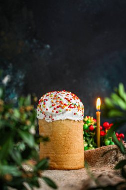 Paskalya pastası ve paskalya yumurtası, geleneksel tatil tasarımı (Mutlu Paskalyalar) menü konsepti. Yemek geçmişi. Üst Manzara. Boşluğu kopyala 