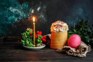 Paskalya pastası ve paskalya yumurtası, geleneksel tatil tasarımı (Mutlu Paskalyalar) menü konsepti. Yemek geçmişi. Üst Manzara. Boşluğu kopyala 