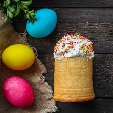 Paskalya pastası ve paskalya yumurtası, geleneksel tatil tasarımı (Mutlu Paskalyalar) menü konsepti. Yemek geçmişi. Üst Manzara. Boşluğu kopyala 