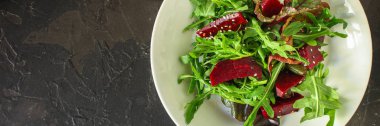 salata pancarı, yaprak karışımı (pancar, marul, roka, kırmızı pazı ve daha fazlası) menü konsepti. Yemek geçmişi. Üst Manzara. Boşluğu kopyala 