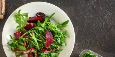 salata pancarı, yaprak karışımı (pancar, marul, roka, kırmızı pazı ve daha fazlası) menü konsepti. Yemek geçmişi. Üst Manzara. Boşluğu kopyala 