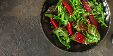 salata pancarı, yaprak karışımı (pancar, marul, roka, kırmızı pazı ve daha fazlası) menü konsepti. Yemek geçmişi. Üst Manzara. Boşluğu kopyala 