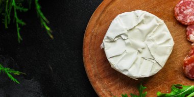  kamembert veya brie, peynir tabağı (farklı peynir türleri, market, sosis) menü konsepti. Yemek geçmişi. Üst Manzara. Boşluğu kopyala 