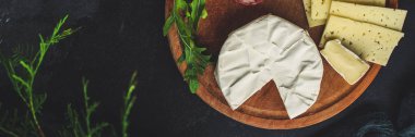  kamembert veya brie, peynir tabağı (farklı peynir türleri, market, sosis) menü konsepti. Yemek geçmişi. Üst Manzara. Boşluğu kopyala 