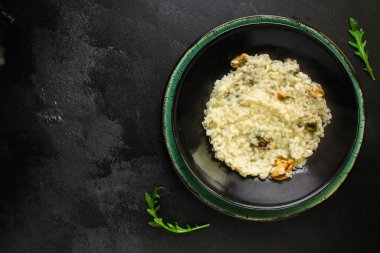 risotto musselsmain menü konsepti (deniz ürünleri ile lezzetli pirinç) yemek geçmişi. Üst Manzara. Boşluğu kopyala