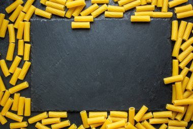 Tortiglioni makarnası (İtalyan ana yemeği Maccheroni, Rigatoni) menü konsepti. Yemek geçmişi. Üst Manzara. Boşluğu kopyala