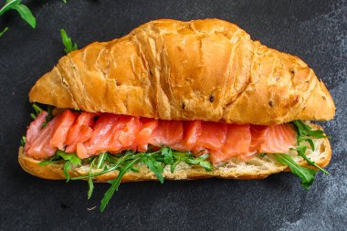 balık sandviçi ve yeşillikler, Smorrebrod (tuzlanmış somon, kruvasan, ekmek, roka ve diğer malzemeler) menü konsepti. Yemek geçmişi. Üst Manzara. Boşluğu kopyala