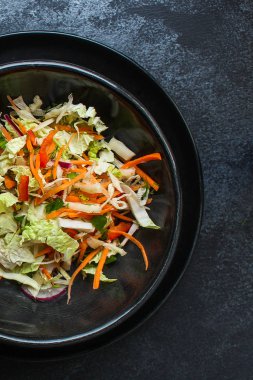 sebze salatası (Çin lahanası, havuç, soğan, marul, karışık salata) menü konsepti. Yemek geçmişi. Üst Manzara. Boşluğu kopyala