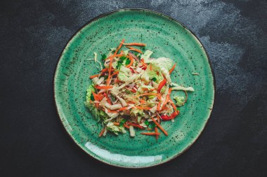 sebze salatası (Çin lahanası, havuç, soğan, marul, karışık salata) menü konsepti. Yemek geçmişi. Üst Manzara. Boşluğu kopyala