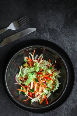 sebze salatası (Çin lahanası, havuç, soğan, marul, karışık salata) menü konsepti. Yemek geçmişi. Üst Manzara. Boşluğu kopyala
