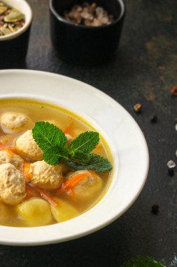çorba köfteleri (kümes hayvanları, tavuk, hindi, sebze) menü konsepti. Yemek geçmişi. Üst Manzara. Boşluğu kopyala