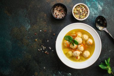 çorba köfteleri (kümes hayvanları, tavuk, hindi, sebze) menü konsepti. Yemek geçmişi. Üst Manzara. Boşluğu kopyala