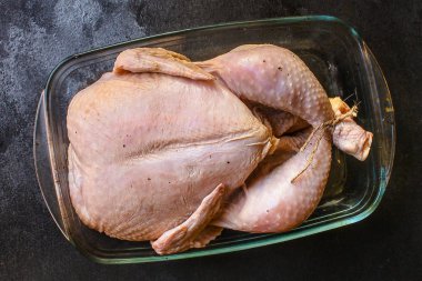 Salamurada çiğ tavuk (kümes hayvanları, leş eti) menü konsepti. Yemek geçmişi. Üst Manzara. Boşluğu kopyala