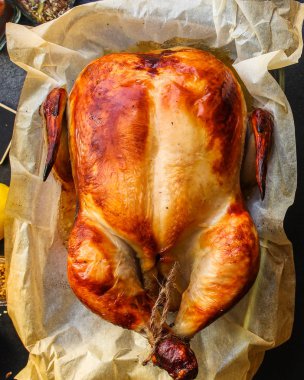 Tavuk ızgarası (kümes hayvanları, tüm tavuk) menü konsepti. Yemek geçmişi. Üst Manzara. Boşluğu kopyala