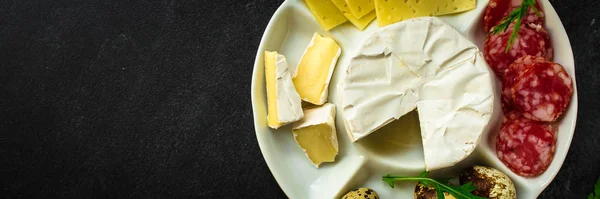 Camembert Brie Plato Queso Diferentes Tipos Queso Comestibles Salchichas Concepto —  Fotos de Stock
