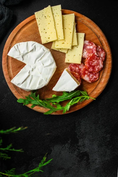 Camembert Brie Piatto Formaggio Diversi Tipi Formaggio Generi Alimentari Salsiccia — Foto Stock