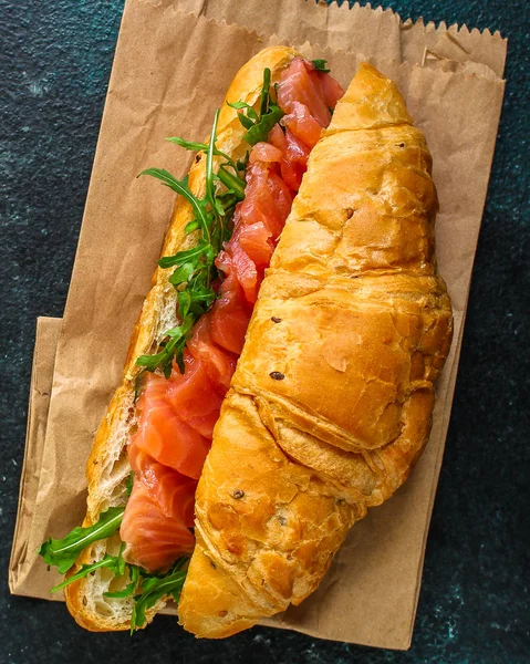 Sanduíche Peixe Andgreens Smorrebrod Salmão Salgado Croissant Pão Arugula Outros — Fotografia de Stock