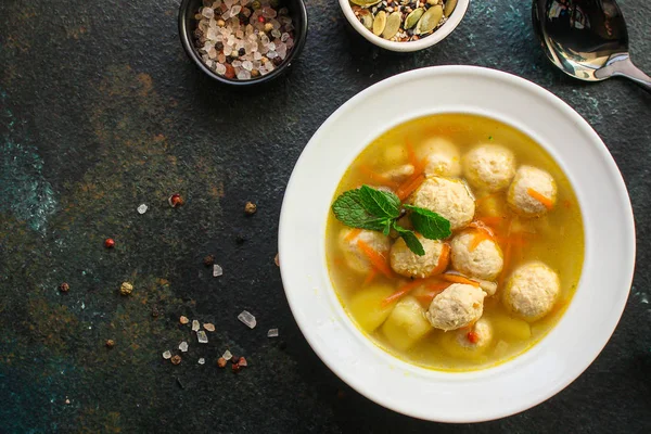çorba köfteleri (kümes hayvanları, tavuk, hindi, sebze) menü konsepti. Yemek geçmişi. Üst Manzara. Boşluğu kopyala