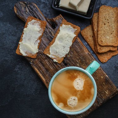 Sağlıklı kahvaltı kahvesi ve sandviç, menü konsepti. Yemek geçmişi. Üst Manzara. Boşluğu kopyala