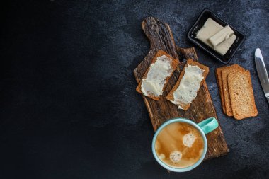 Sağlıklı kahvaltı kahvesi ve sandviç, menü konsepti. Yemek geçmişi. Üst Manzara. Boşluğu kopyala